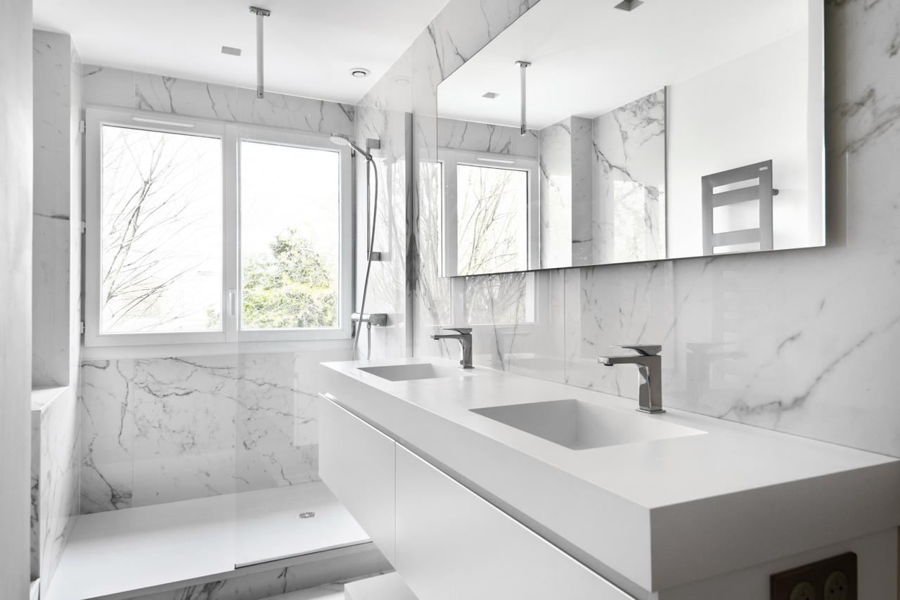 Rénovation complète d'un duplex, salle de bains en marbre blanc, par Imagine Conception
