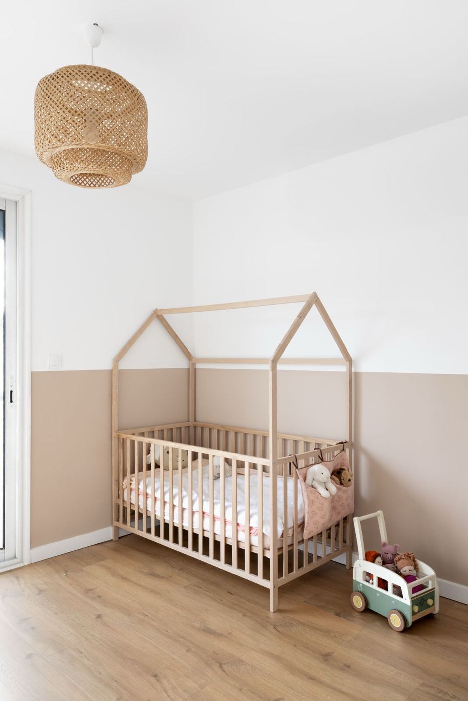 Rénovation d'une maison et de sa cuisine ouverte, chambre d'enfant avec lit cabane, par Imagine Conception