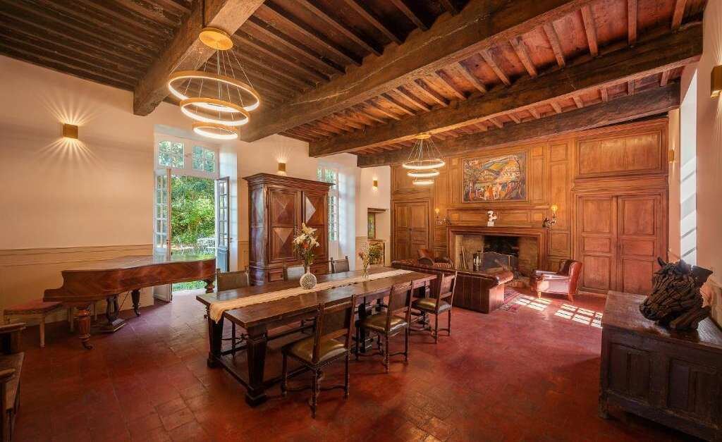Rénovation d'un manoir et de ses chambres d'hôtes, grande salle boisée et cheminée, par Imagine Conception
