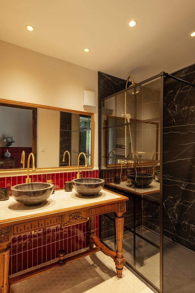 Rénovation d'un manoir et de ses chambres d'hôtes, salle de bains en marbre noir, par Imagine Conception