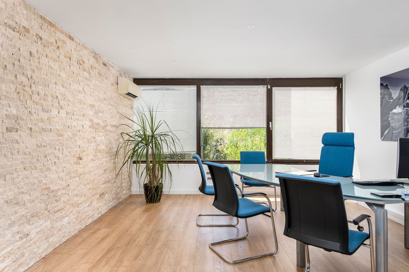 Aménagement d'une étude notariale, bureau avec mur en pierre, par Imagine Conception