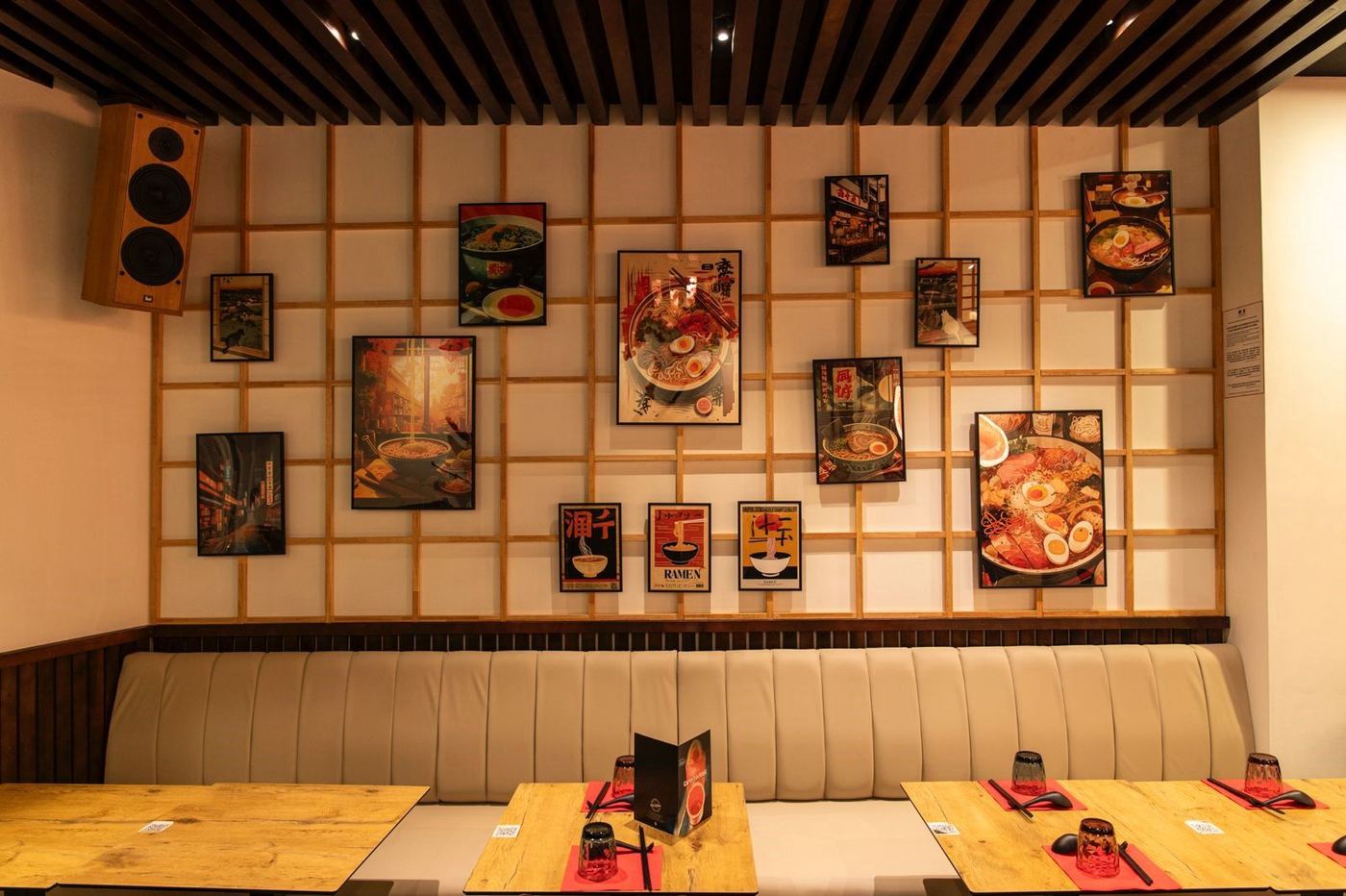 Agencement du restaurant Aishi Ramen, banquettes et mur d'affiches, par Imagine Conception