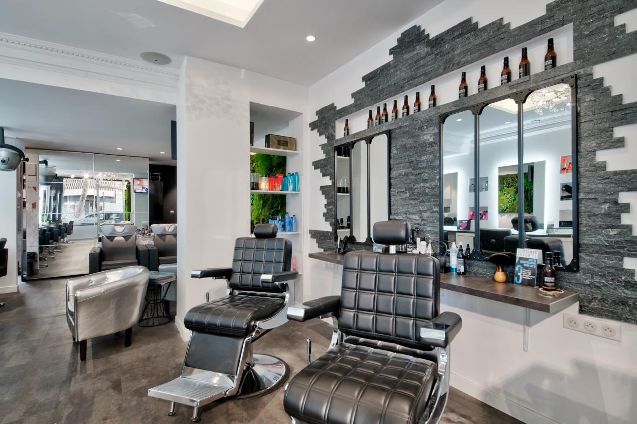 Agencement d'un salon de coiffure, miroirs et mur en pierre noire, par Imagine Conception