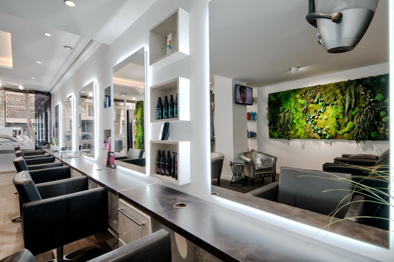 Agencement d'un salon de coiffure, comptoir et mur végétal, par Imagine Conception