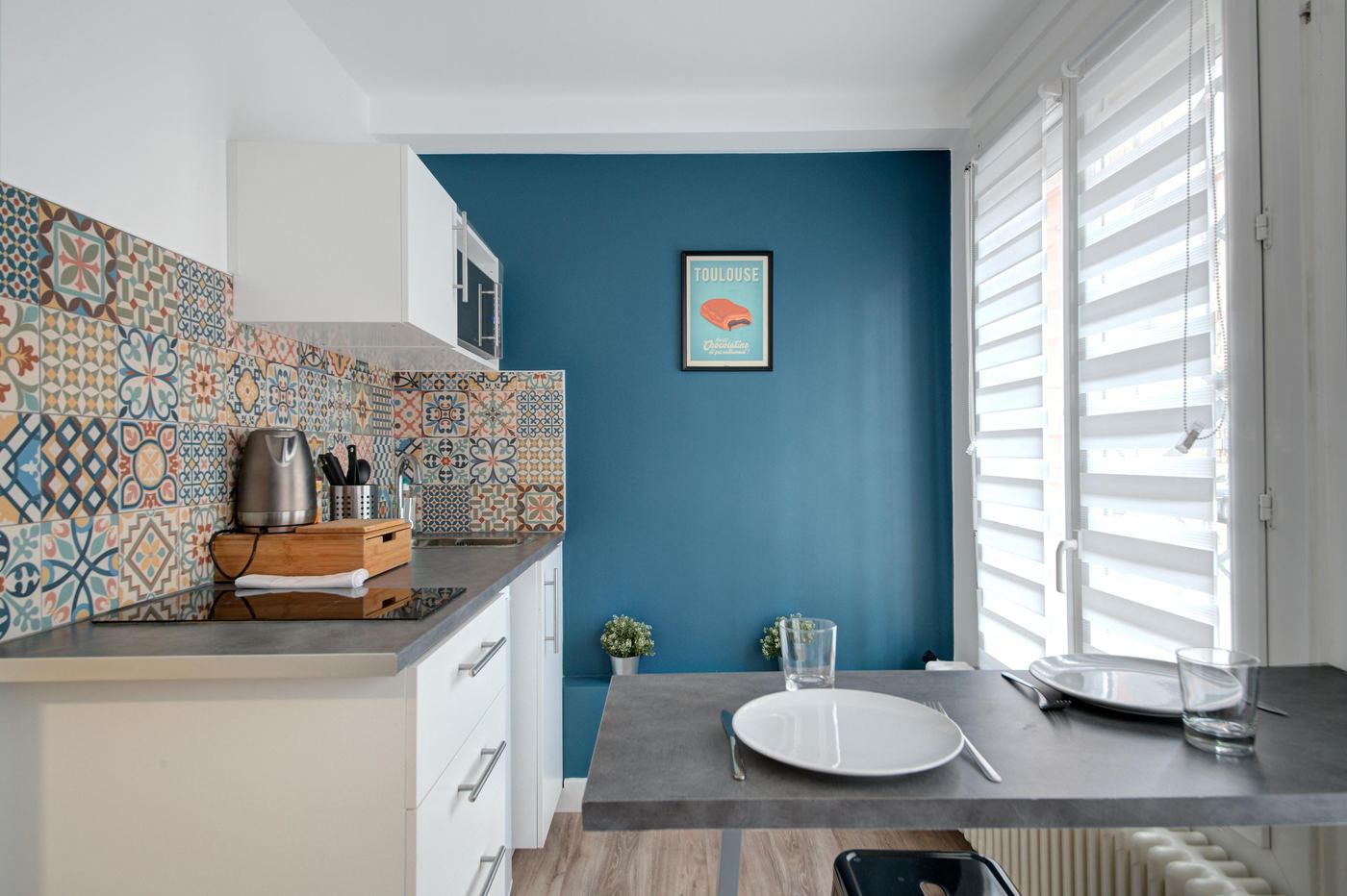 Aménagement d'un studio en location courte durée, cuisine et coin repas, par Imagine Conception