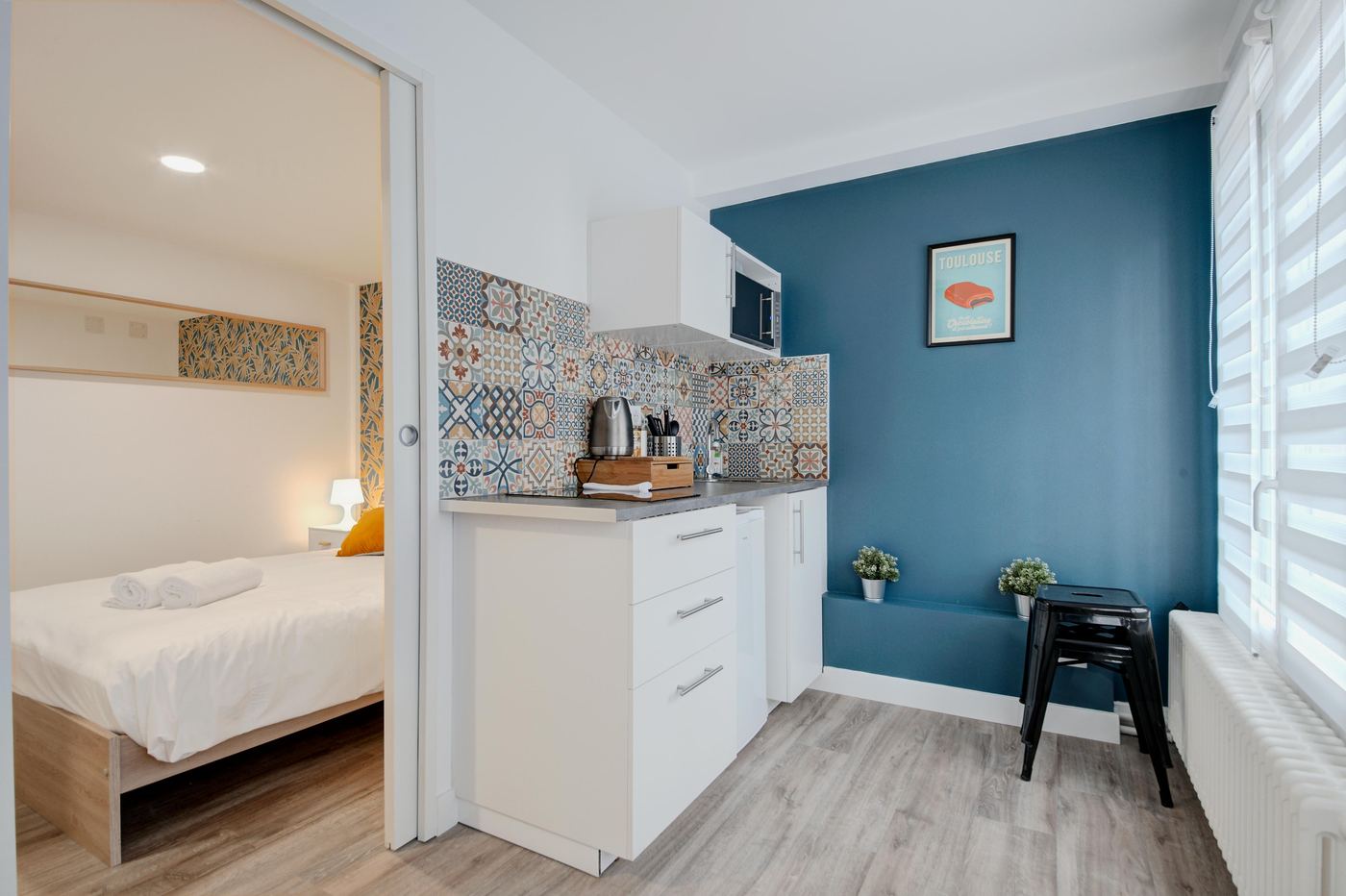 Aménagement d'un studio en location courte durée, studio avec coin nuit et cuisine, par Imagine Conception