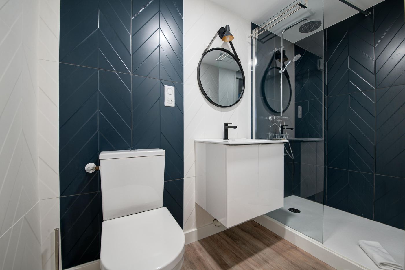Aménagement d'un studio en location courte durée, salle d'eau bleue, par Imagine Conception