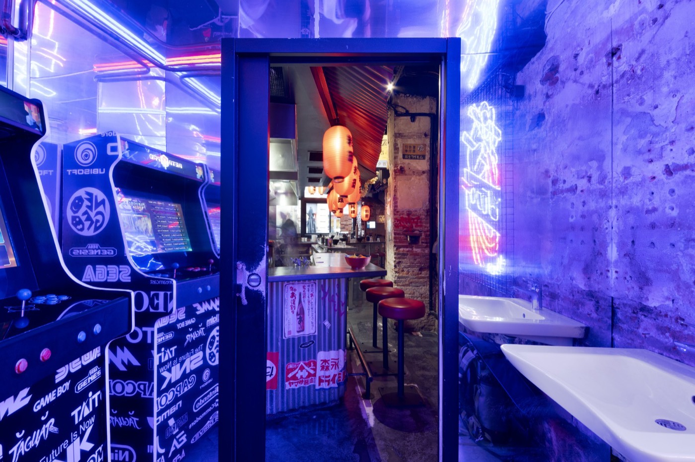 Agencement du restaurant Yujo Ramen, salle d'arcade et néons, par Imagine Conception