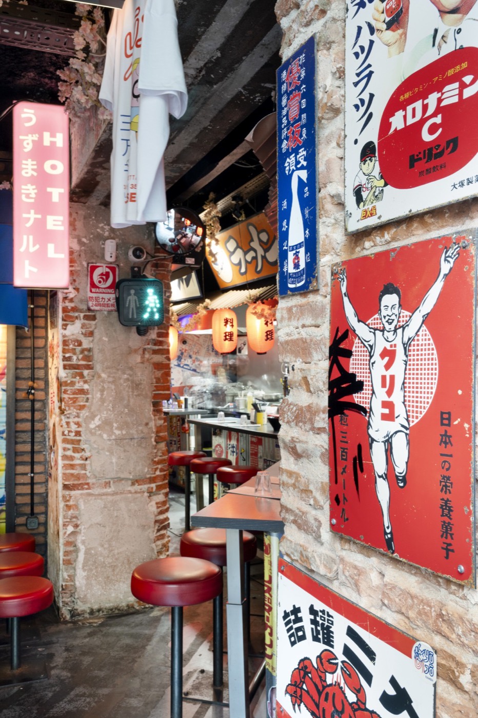 Agencement du restaurant Yujo Ramen, plaques émaillées et comptoir, par Imagine Conception