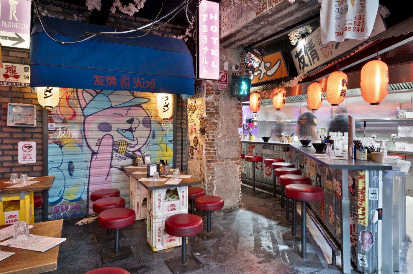 Agencement du restaurant Yujo Ramen, salle et comptoir sous les lanternes, par Imagine Conception