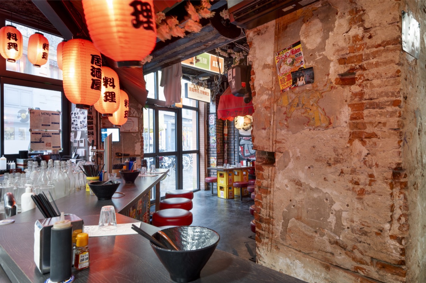 Agencement du restaurant Yujo Ramen, comptoir et lanternes japonaises, par Imagine Conception