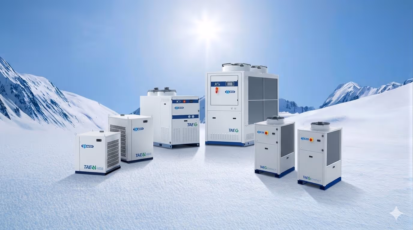 Six unités de refroidissement industrielles blanches sur fond de neige avec montagnes enneigées et ciel bleu clair.