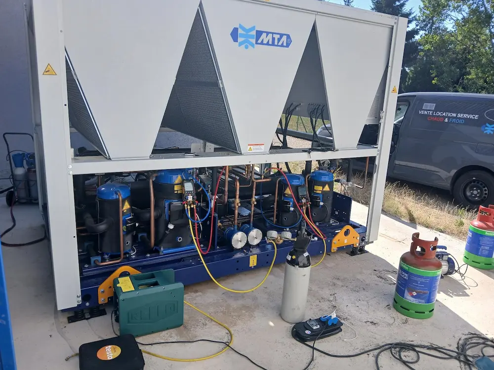 Système de climatisation industriel MTA avec divers tuyaux, compresseurs et équipements de mesure installés à l'extérieur.