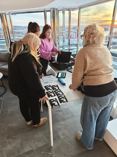 Osallistujat pelaamassa työporukan aktiviteettia kokoustilassa