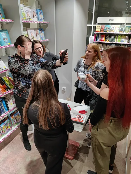 Ryhmä suorittamassa pelillistä aktiviteettia kirjakaupassa