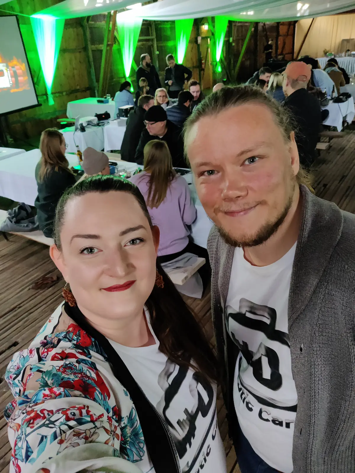 Laura ja Max asiakkaan tapahtumassa