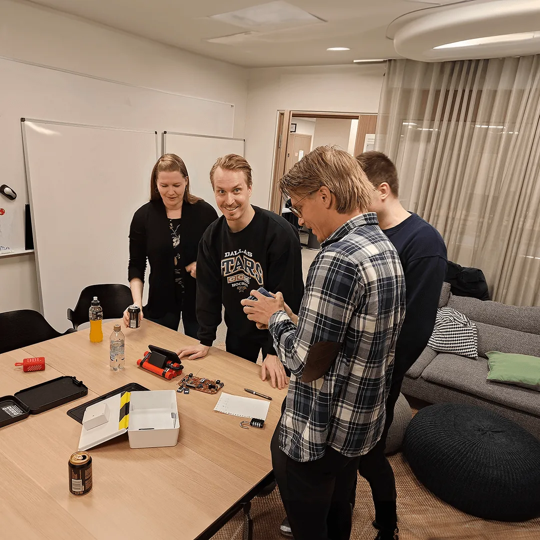 Työporukka ratkaisemassa Countdown peliä kokoustilassa
