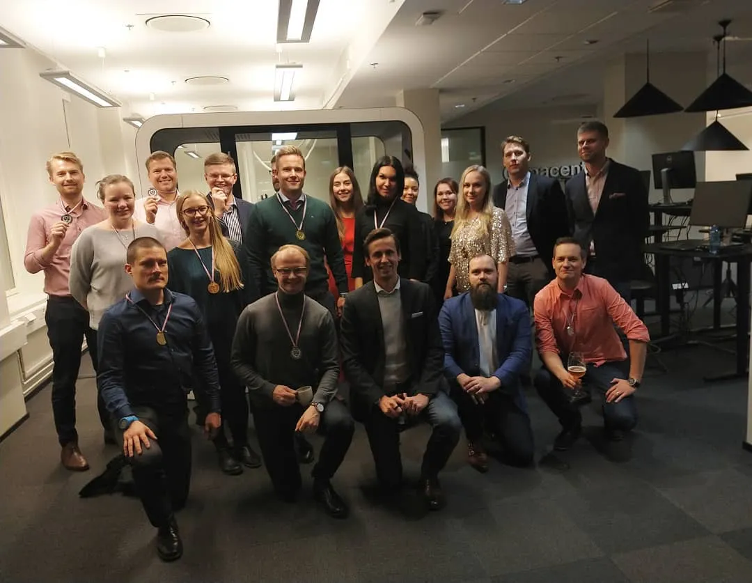 Työporukka ryhmäkuvassa tiimipäivän aktiviteetin jälkeen