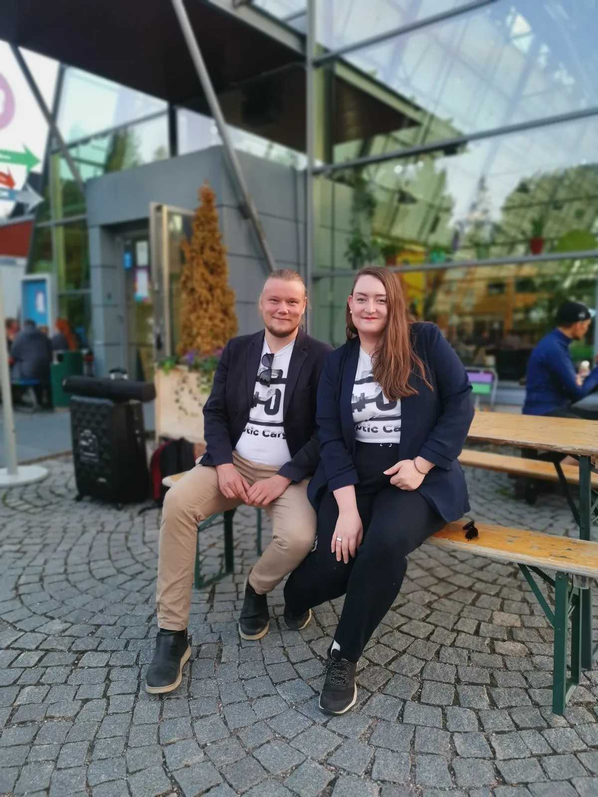 Perustajat Laura ja Max istumassa penkillä