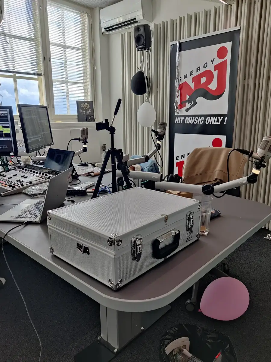 Countdown-pelin pelisalkku valmiina radiostudion pöydällä