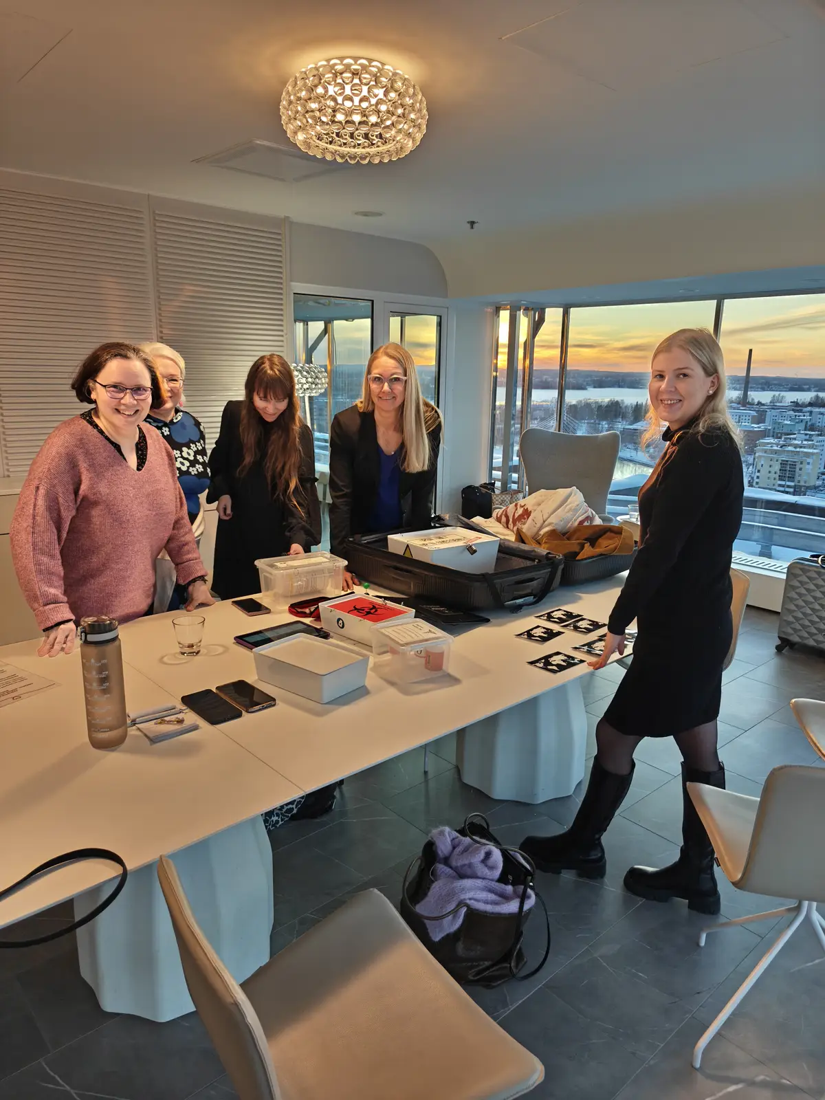 Työporukka ratkaisemassa pelillistä tiimiaktiviteettia kokoustilassa