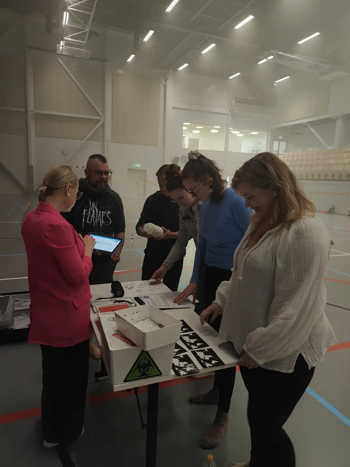 Osallistujat ratkomassa pelitehtäviä yhdessä tapahtumatilassa