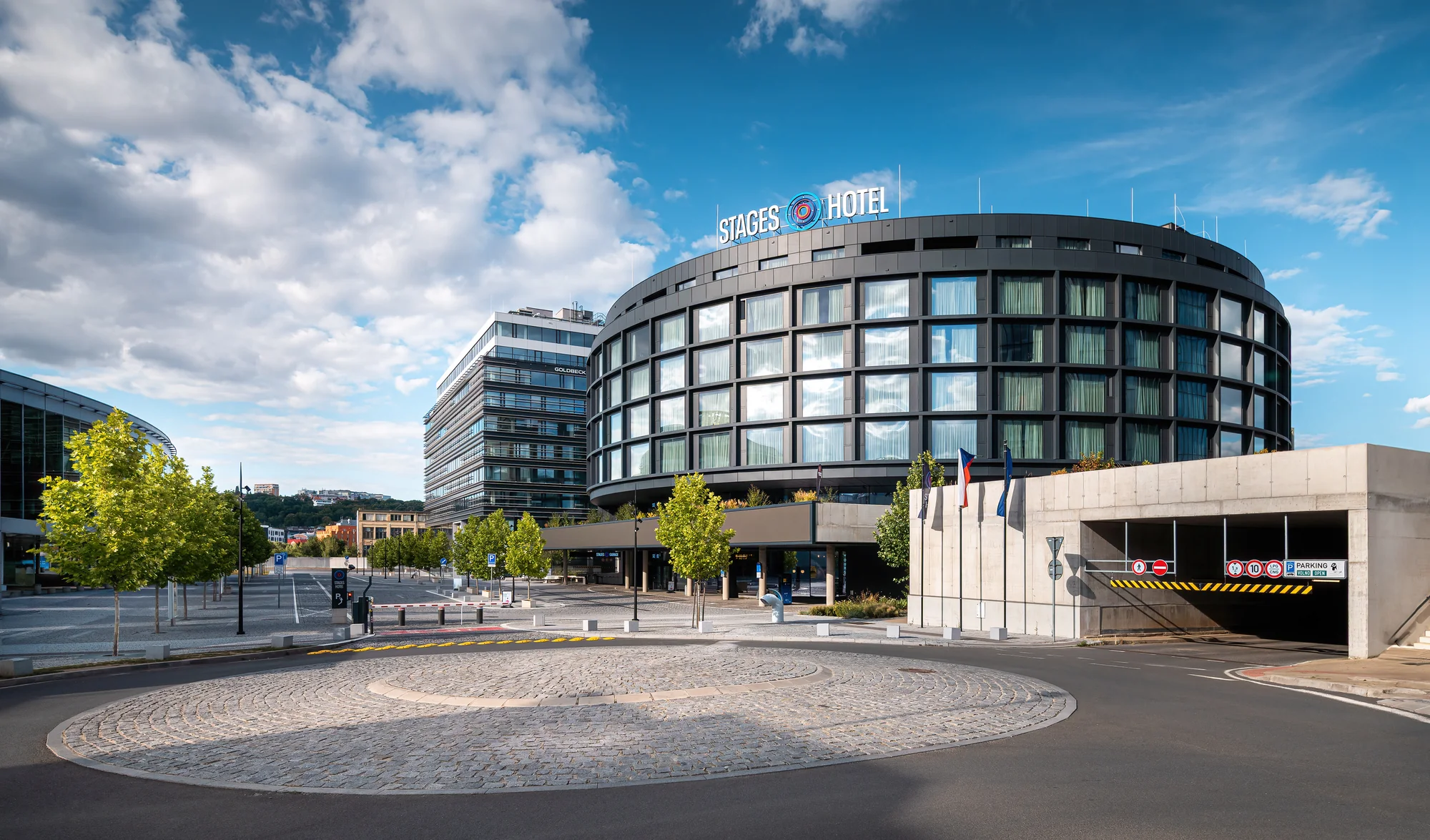 Hotel Stages s nápisem na střeše a kruhovým objezdem před hlavním vchodem