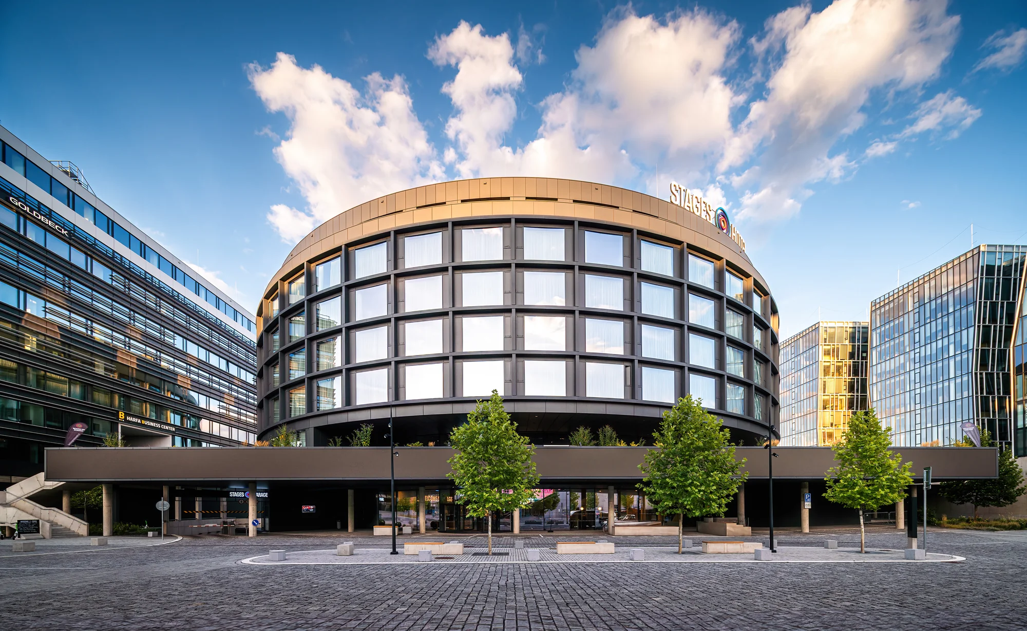 Exteriér hotelu Stages v Praze za denního světla – místo konání konference