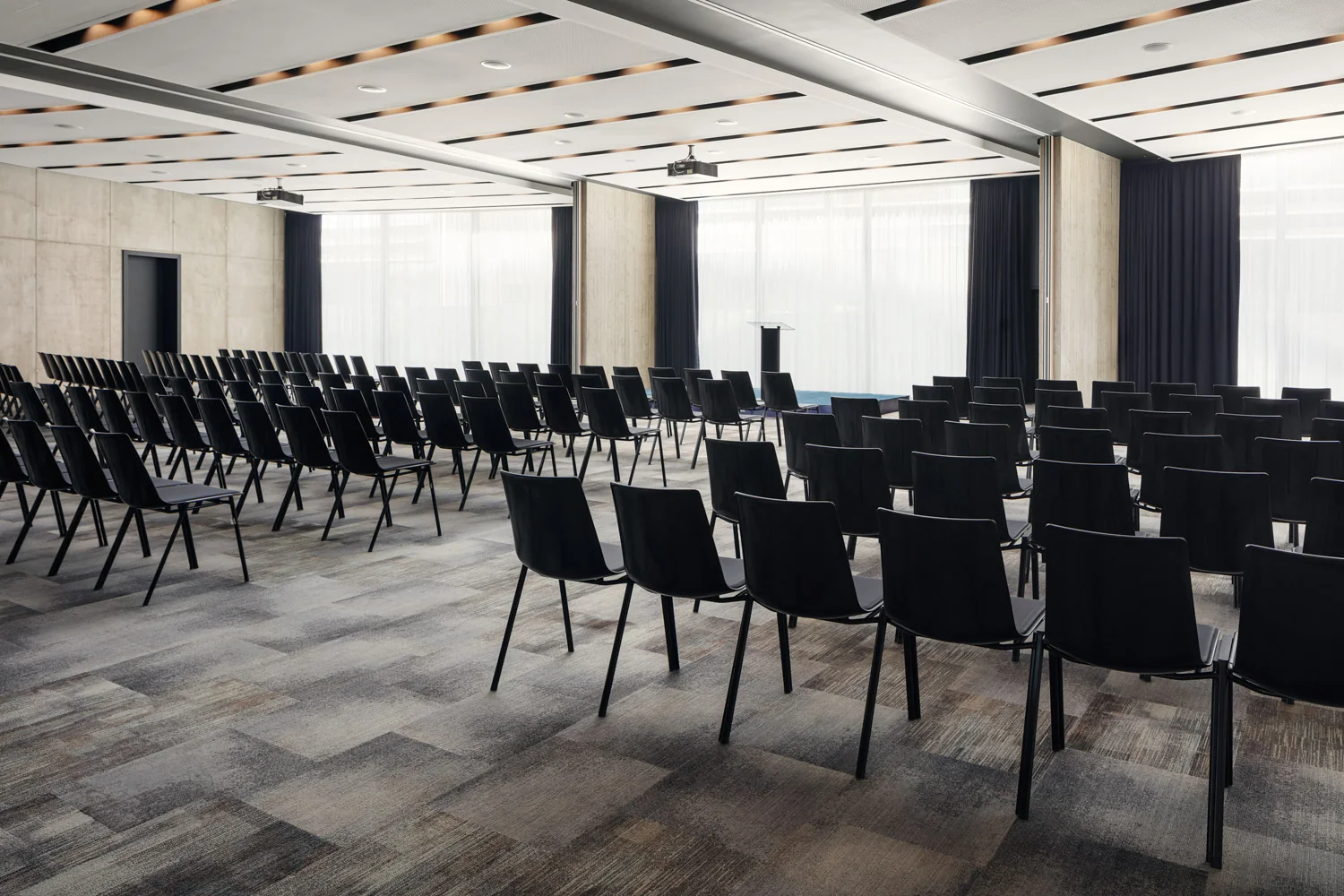 Konferenční sál hotelu Stages uspořádaný divadelně s řadami židlí