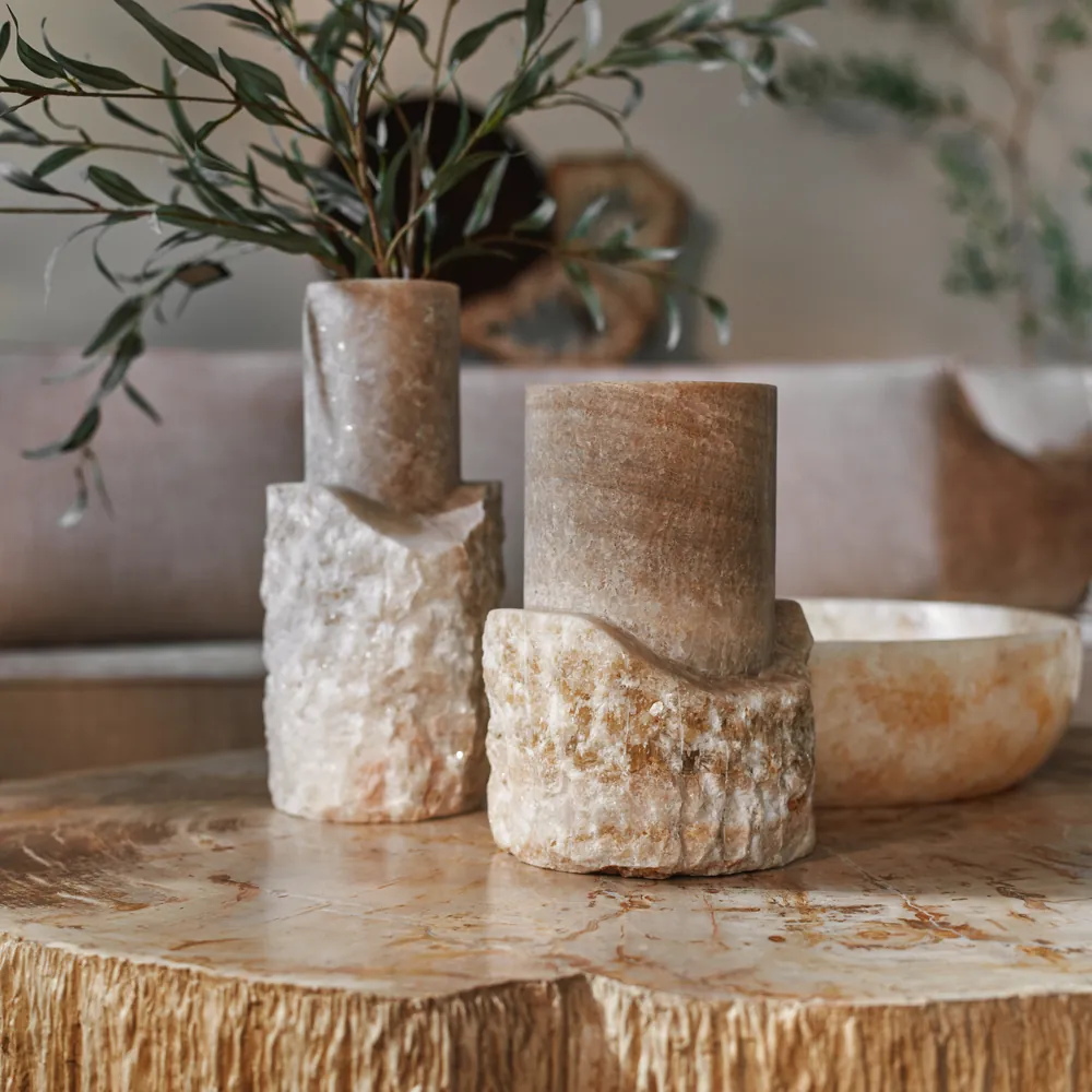 Ruwe onyx vazen op een blad van versteend hout