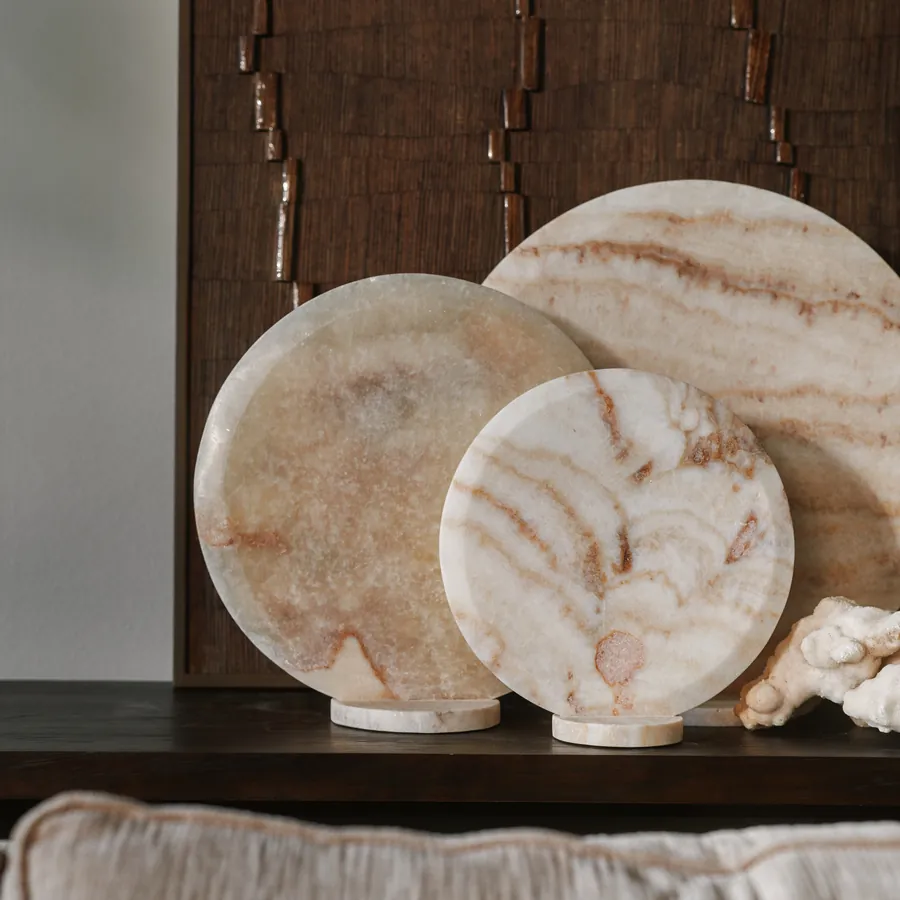 Onyx schijven op standaard op een dressoir