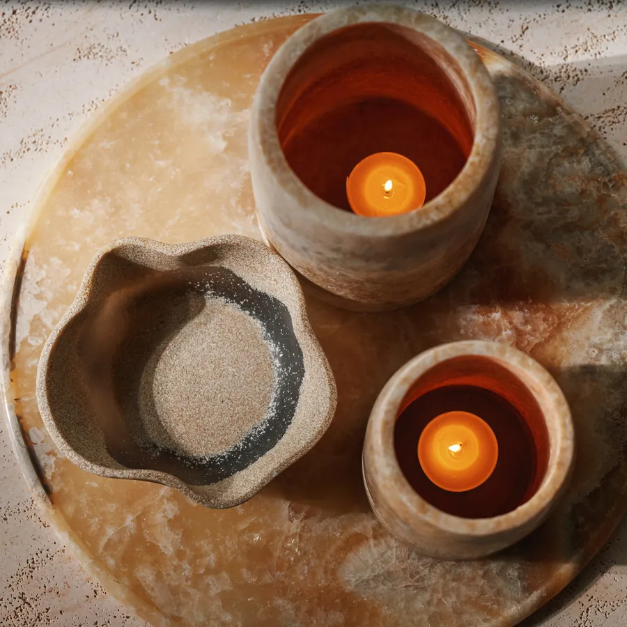 Onyx waxinehouders en schaal van bovenaf gezien op een onyx dienblad