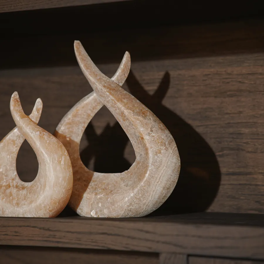 Sculpturale marmeren objecten op een plank
