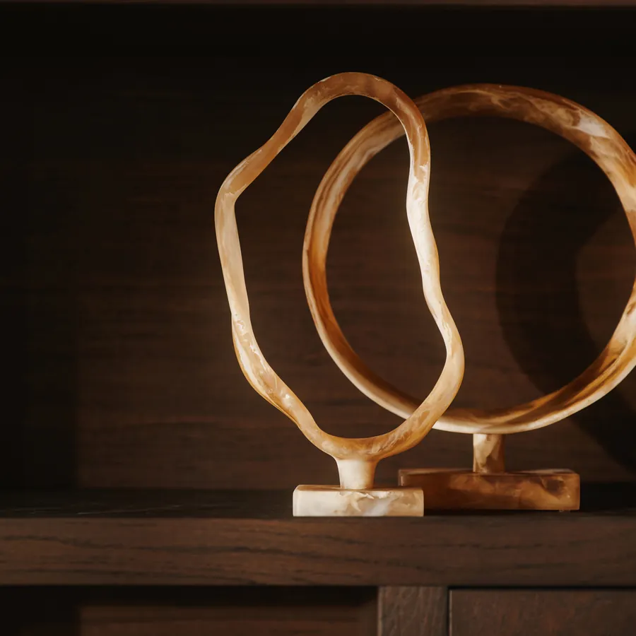 Organische onyx ringen op standaard in een donkere kast