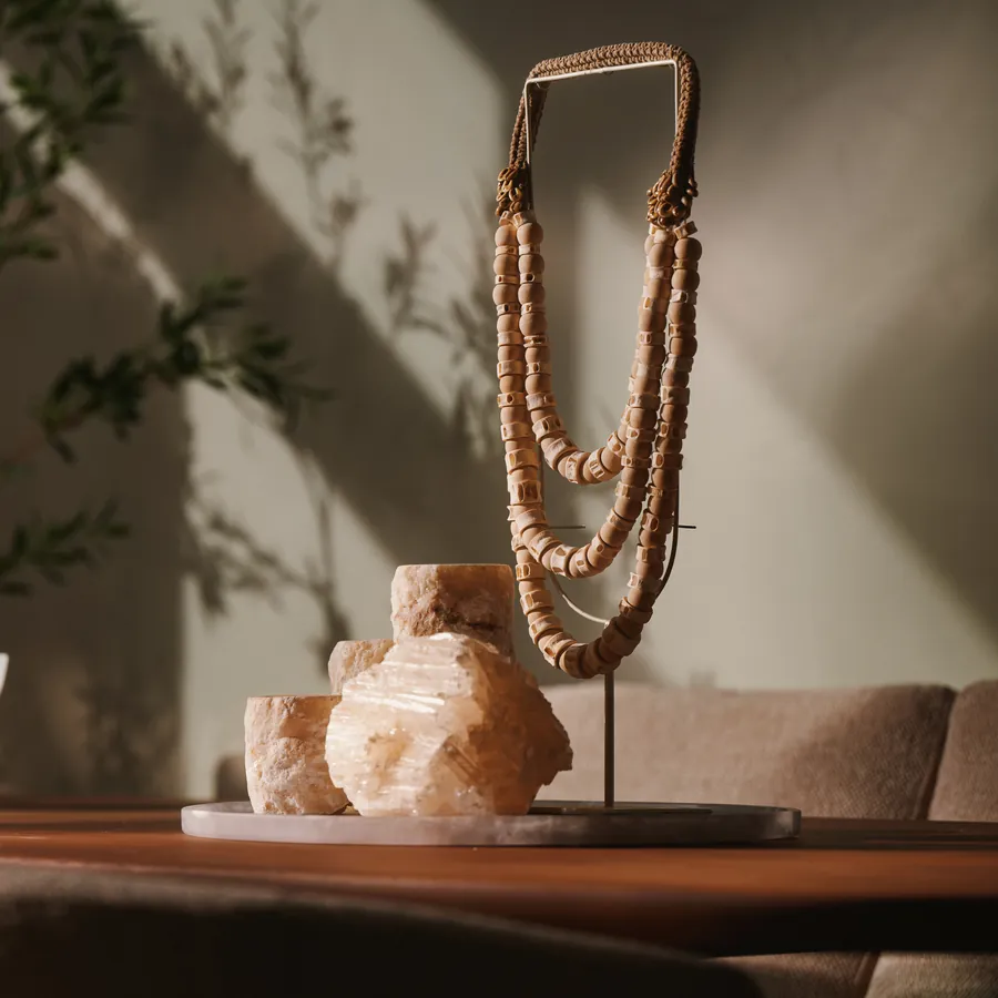 Kralenketting op standaard met ruwe onyx objecten