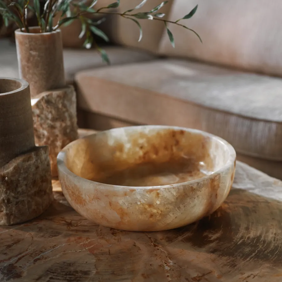 Onyx schaal en ruwe onyx vazen op versteend hout