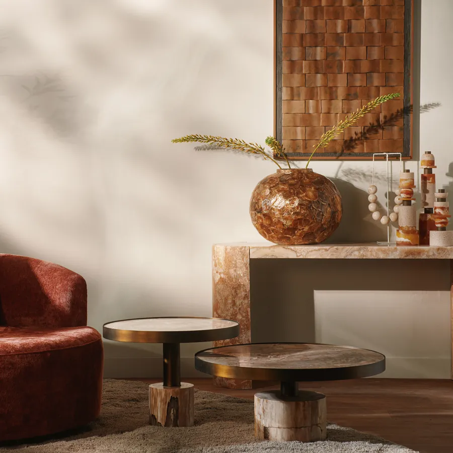 Marmeren console met bolle vaas, salontafels en rode fauteuil