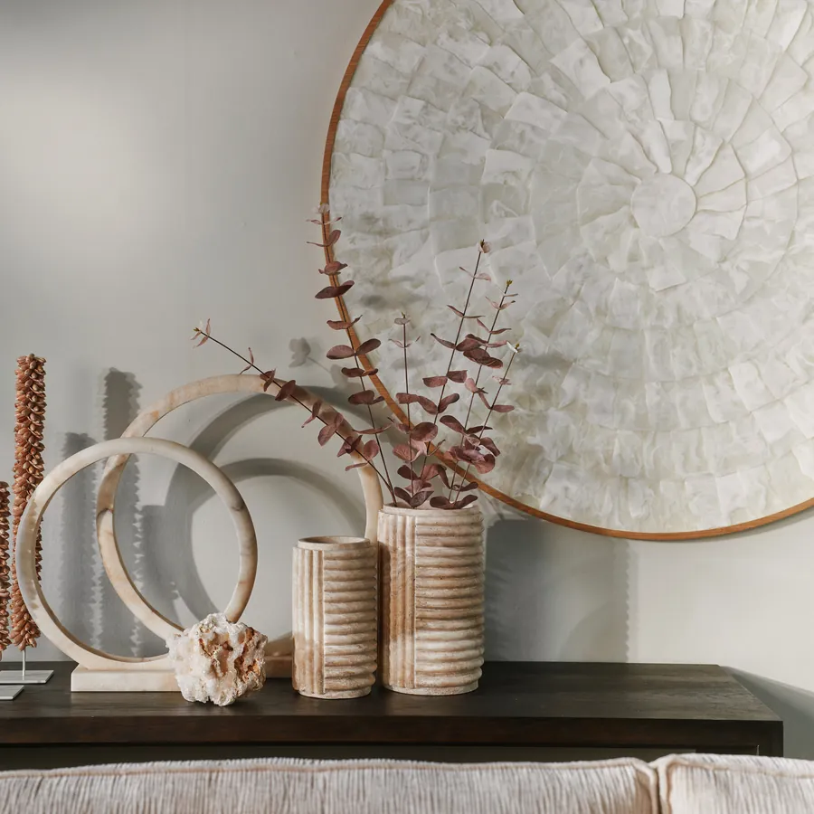 Marmeren ringen en geribbelde vazen voor een schelpenwanddecoratie