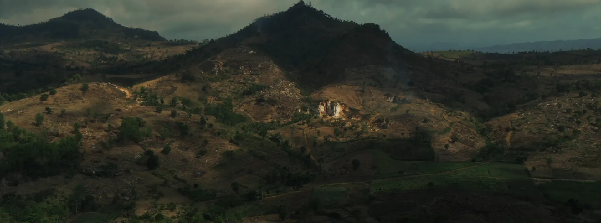 Luchtbeeld van groene heuvels en bergen in Indonesië