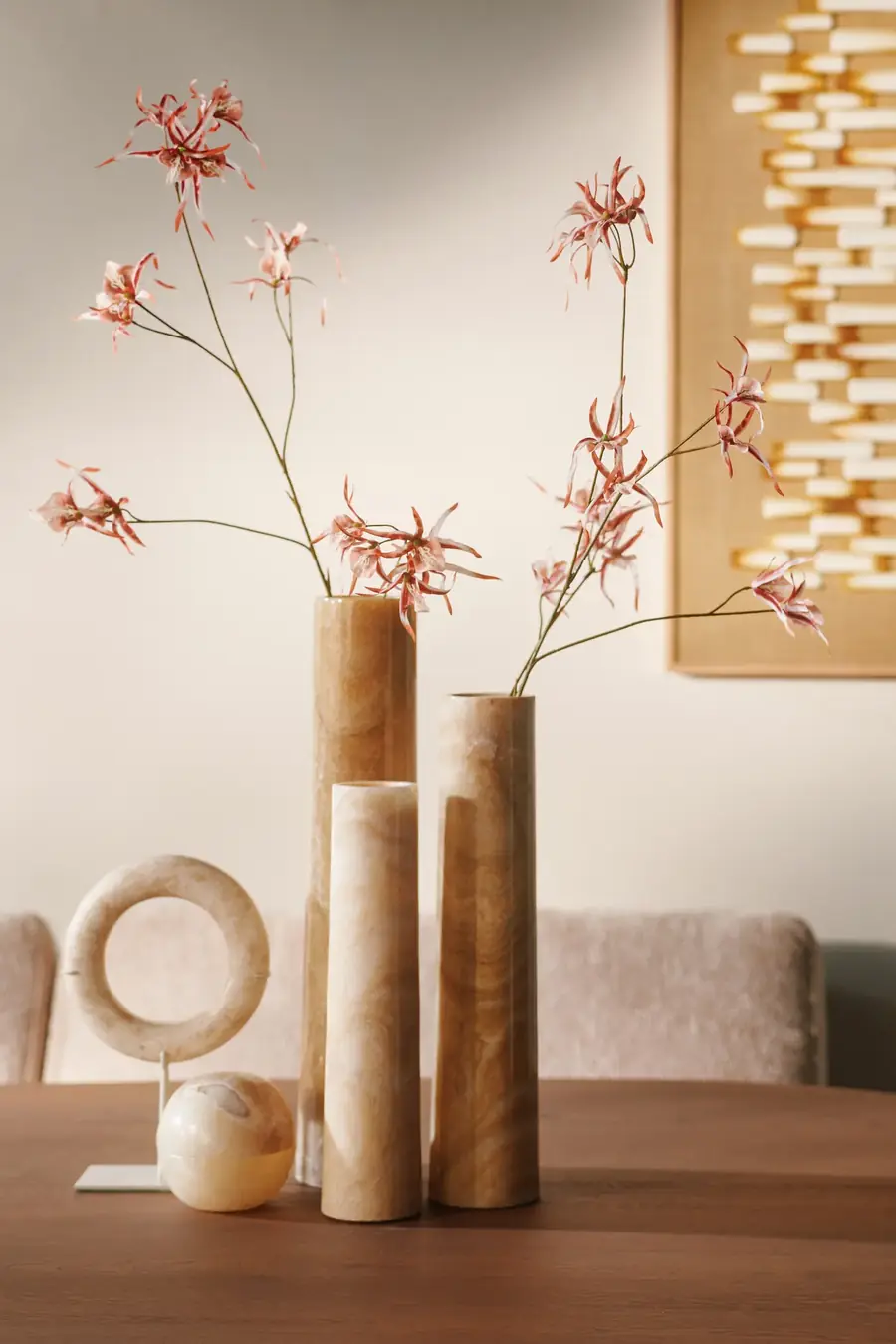 Hoge onyx vazen met roze orchideeën op een houten tafel