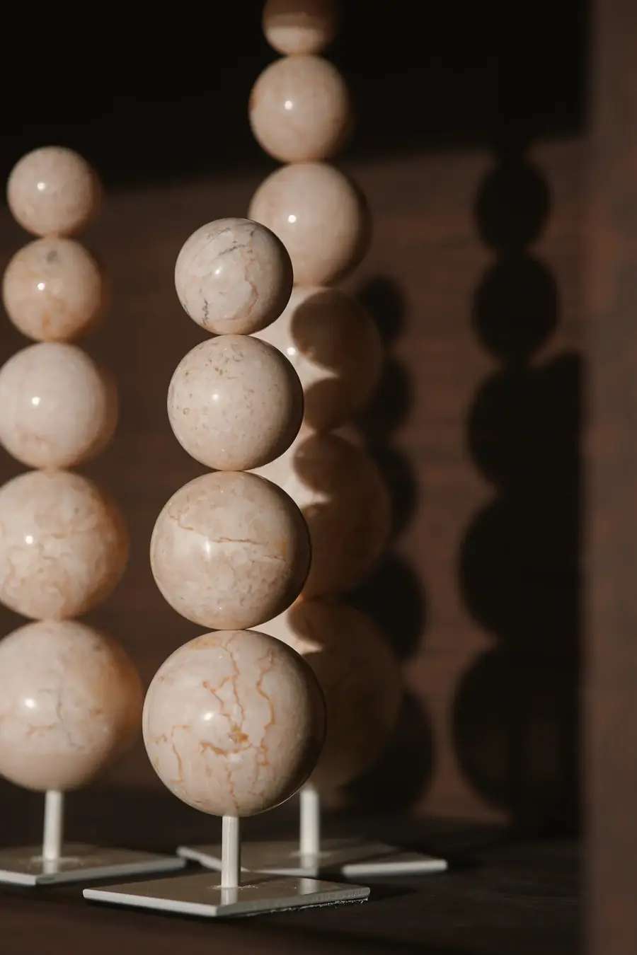 Torens van marmeren bollen op standaard