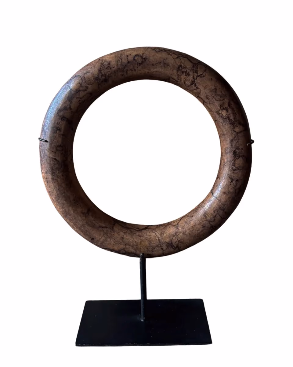 Mbang marble ring on stand sedang 30 cm