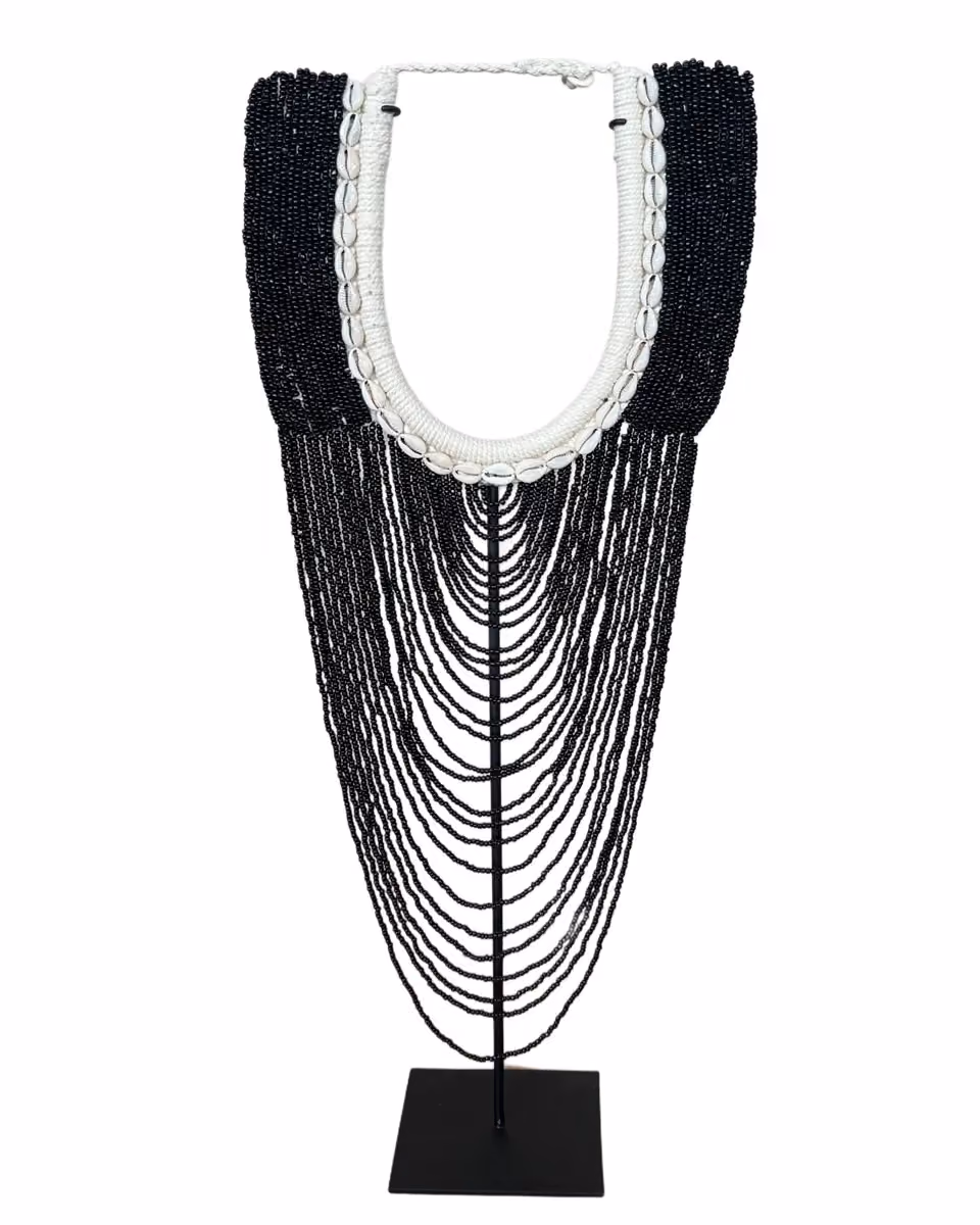 Waroro necklace beads and shell black