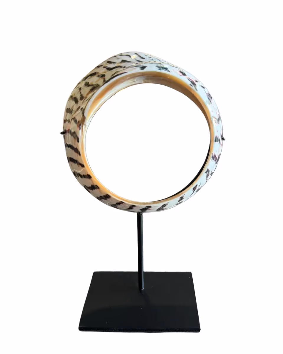 Simau bracelet on stand low