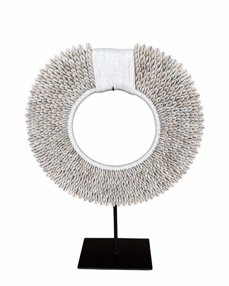Papua necklace on stand natural sedang 30 cm