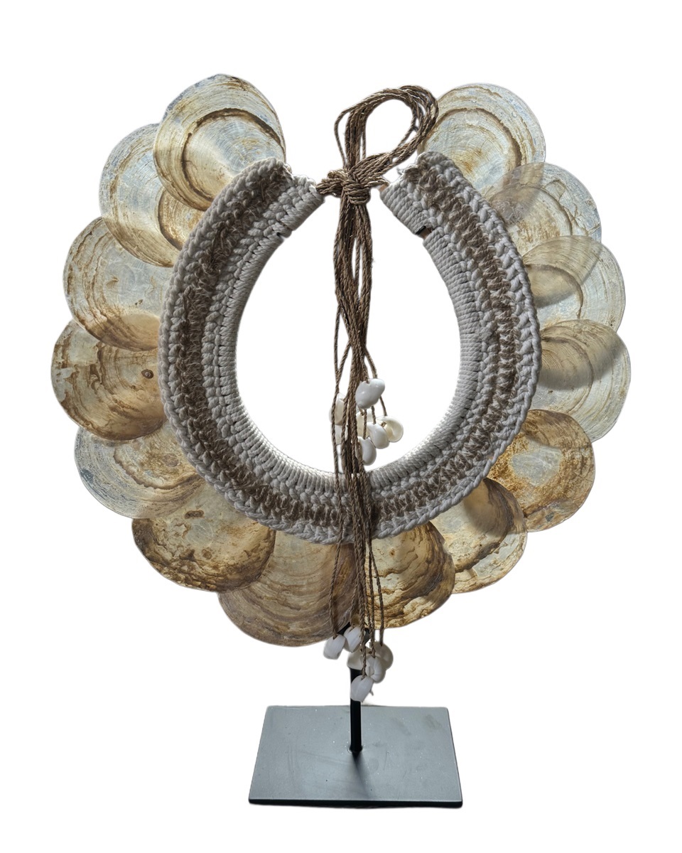 Angar necklace big white shell