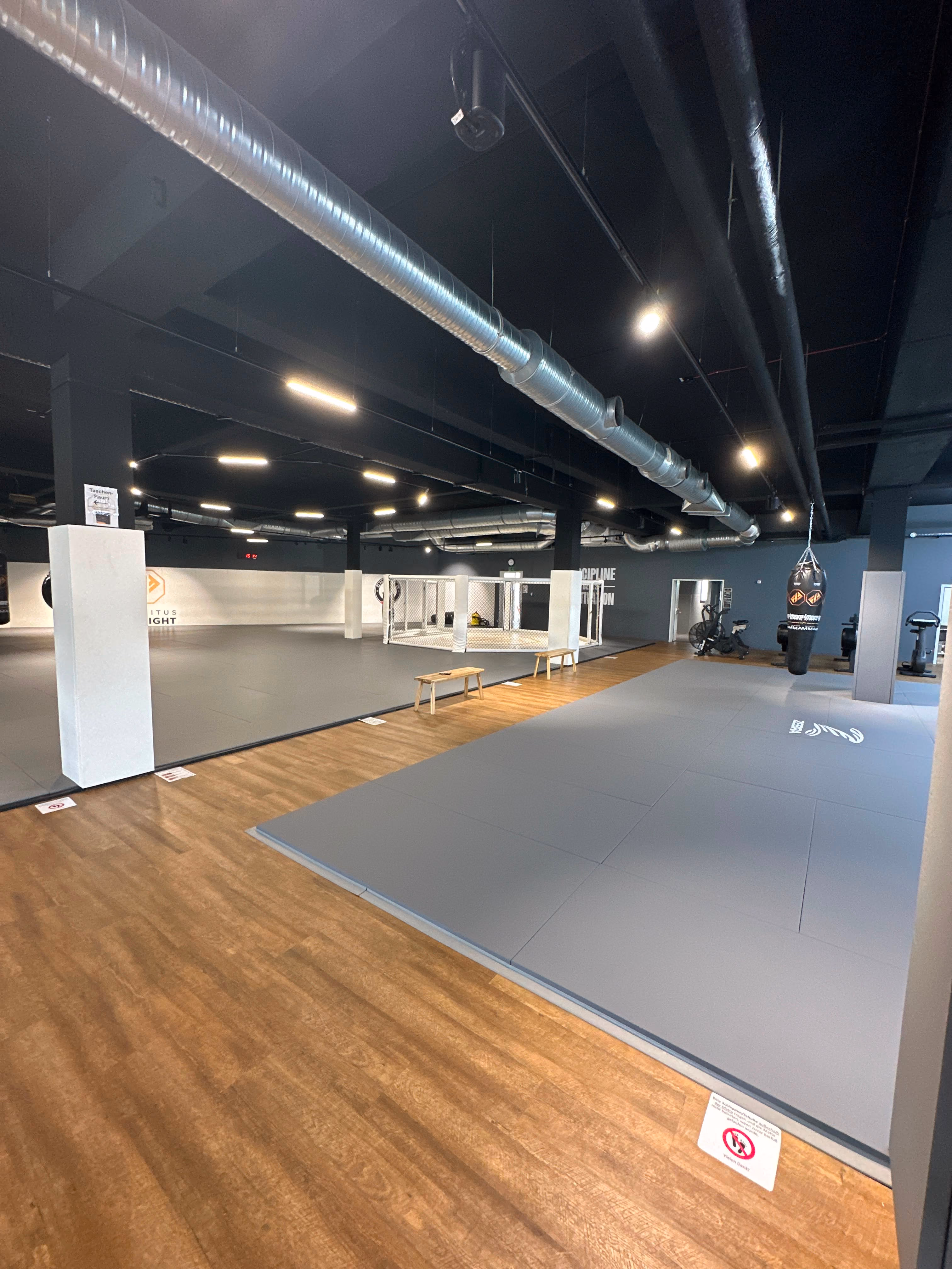 Sauberer, gepflegter Boden im Fitnessstudio – Karcak Reinigungsdienst Aschaffenburg