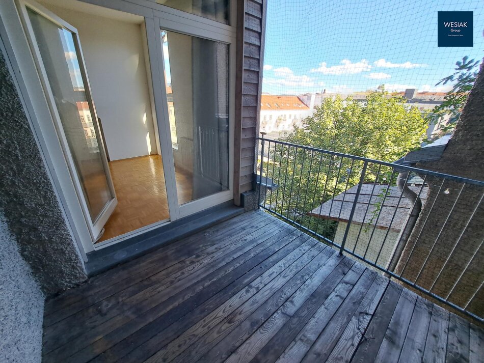 Helle Dachgeschoßwohnung mit 2 Zimmer Wohnung und einer Loggia in der Leitnergasse