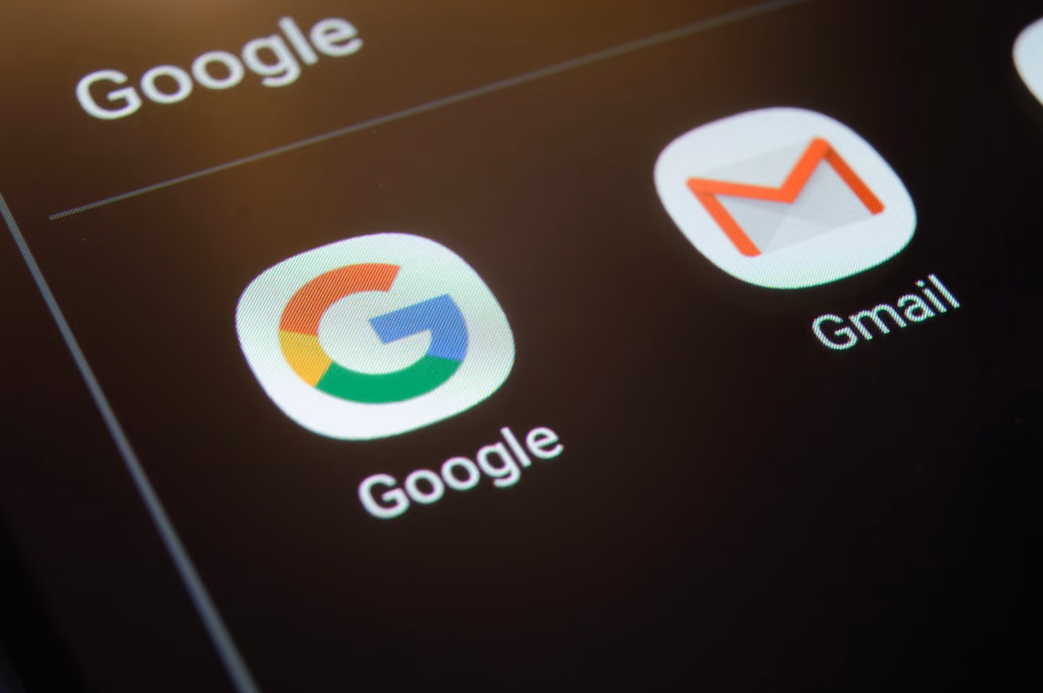 Google- und Gmail-App-Symbole auf einem Smartphone-Bildschirm
