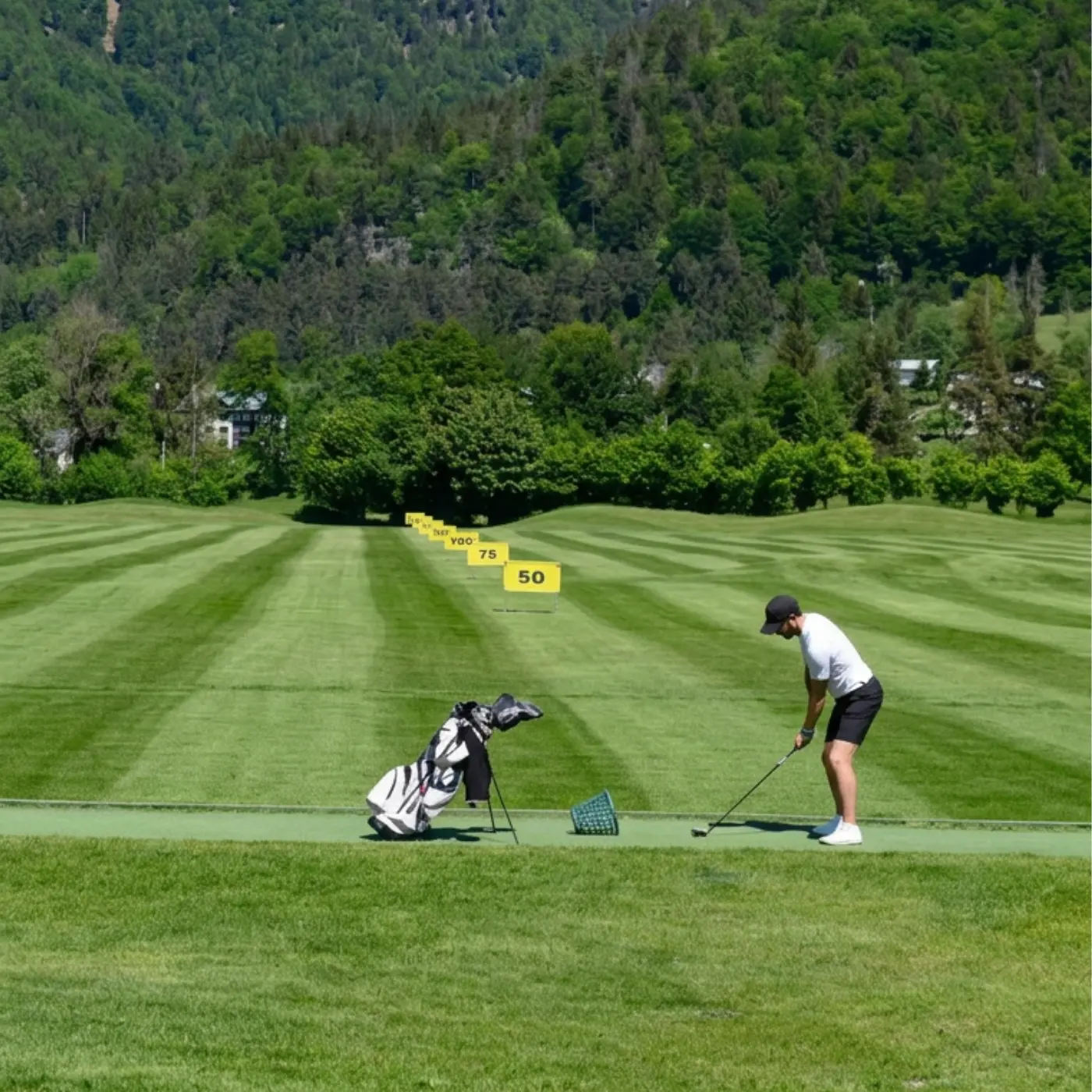 Golftraining auf der Driving Range des Golfclubs Senza Confini in Tarvisio